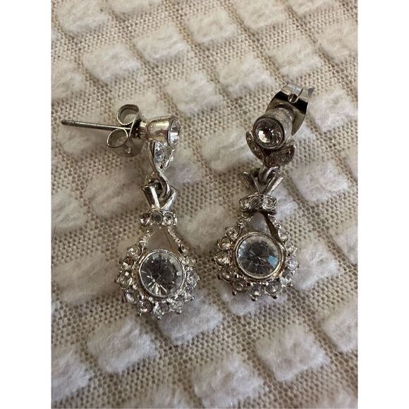 Silver tone earrings - Picture 3 of 3